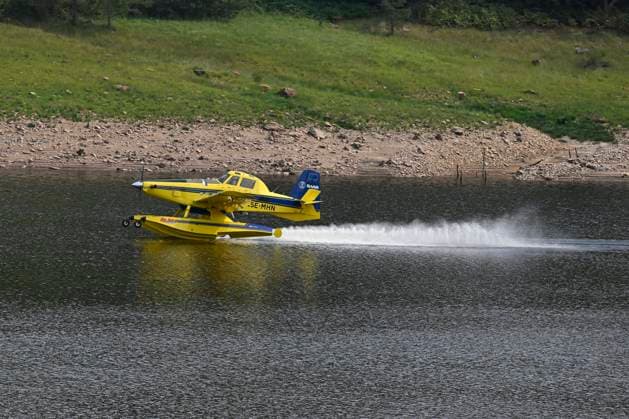 Fire in the Belgian High Fens JALHAY, BELGIUM - AUGUST 16 : A water bomber aircraft on the dam of Eupen during an important fire that has broken out in the Belgian High Fens on August 16, 2026 in Jalhay, Belgium, 16 08 2026 Jalhay Belgium  Copyright: xDhax
