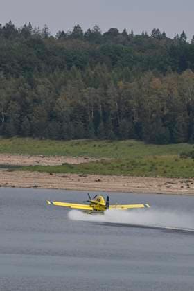 Fire in the Belgian High Fens JALHAY, BELGIUM - AUGUST 16 : A water bomber aircraft on the dam of Eupen during an important fire that has broken out in the Belgian High Fens on August 16, 2026 in Jalhay, Belgium, 16 08 2026 Jalhay Belgium  Copyright: xDhax