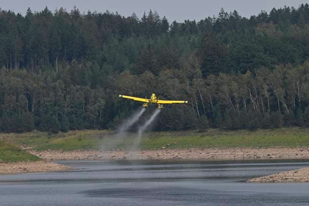 Fire in the Belgian High Fens JALHAY, BELGIUM - AUGUST 16 : A water bomber aircraft on the dam of Eupen during an important fire that has broken out in the Belgian High Fens on August 16, 2026 in Jalhay, Belgium, 16 08 2026 Jalhay Belgium  Copyright: xDhax