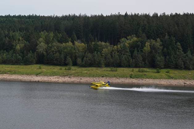 Fire in the Belgian High Fens JALHAY, BELGIUM - AUGUST 16 : A water bomber aircraft on the dam of Eupen during an important fire that has broken out in the Belgian High Fens on August 16, 2026 in Jalhay, Belgium, 16 08 2026 Jalhay Belgium  Copyright: xDhax