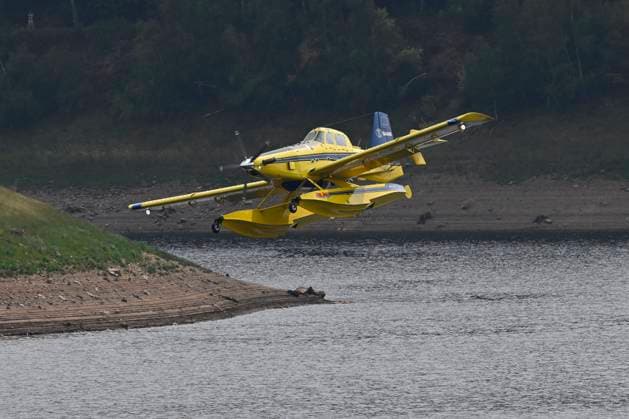 Fire in the Belgian High Fens JALHAY, BELGIUM - AUGUST 16 : A water bomber aircraft on the dam of Eupen during an important fire that has broken out in the Belgian High Fens on August 16, 2026 in Jalhay, Belgium, 16 08 2026 Jalhay Belgium  Copyright: xDhax