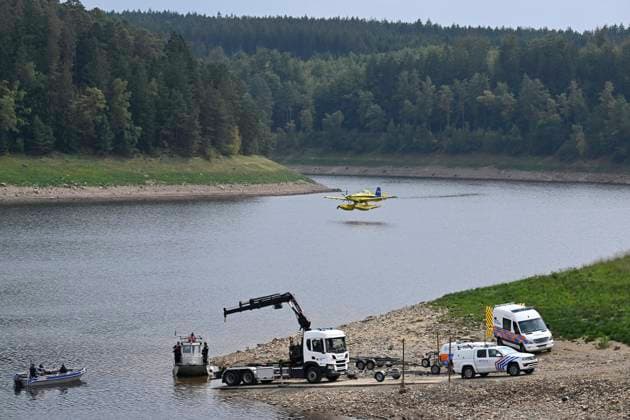 Fire in the Belgian High Fens JALHAY, BELGIUM - AUGUST 16 : A water bomber aircraft on the dam of Eupen during an important fire that has broken out in the Belgian High Fens on August 16, 2026 in Jalhay, Belgium, 16 08 2026 Jalhay Belgium  Copyright: xDhax