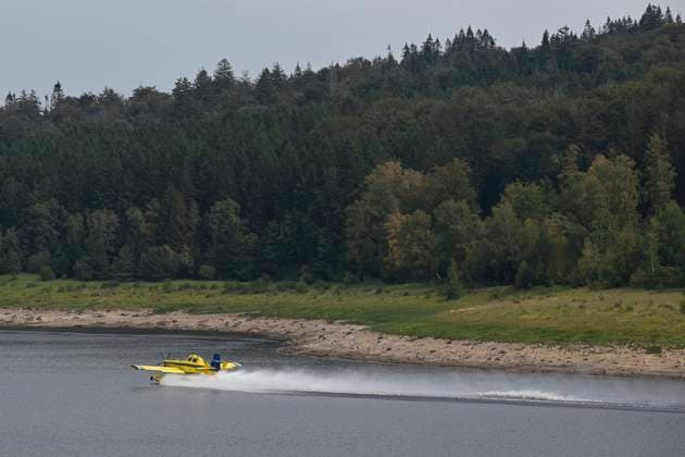 Fire in the Belgian High Fens JALHAY, BELGIUM - AUGUST 16 : A water bomber aircraft on the dam of Eupen during an important fire that has broken out in the Belgian High Fens on August 16, 2026 in Jalhay, Belgium, 16 08 2026 Jalhay Belgium  Copyright: xDhax