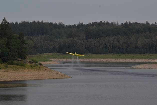 Fire in the Belgian High Fens JALHAY, BELGIUM - AUGUST 16 : A water bomber aircraft on the dam of Eupen during an important fire that has broken out in the Belgian High Fens on August 16, 2026 in Jalhay, Belgium, 16 08 2026 Jalhay Belgium  Copyright: xDhax