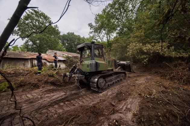 Luglon, The Netherlands, 2026-08-16 15:02:41 Luglon, 16-08-2026, a French army bulldozer creates a firebreak along a house. Photo: NLBeeld Robert Meerding Credit: NL Beeld Robert Meerding Inc  Copyright: xx x