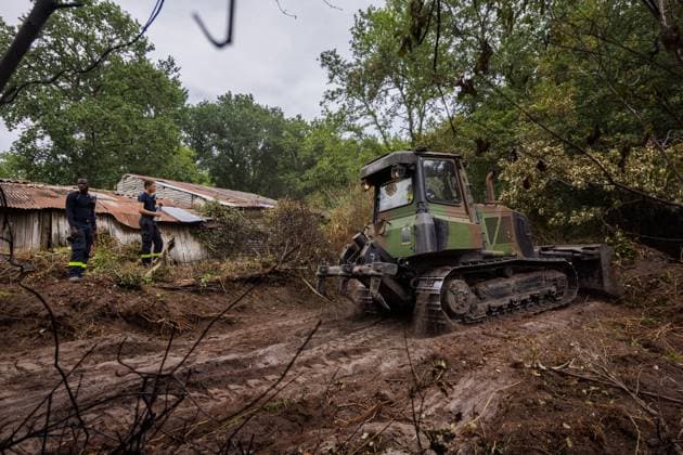 Luglon, The Netherlands, 2026-08-16 15:02:30 Luglon, 16-08-2026, a French army bulldozer creates a firebreak along a house. Photo: NLBeeld Robert Meerding Credit: NL Beeld Robert Meerding Inc  Copyright: xx x