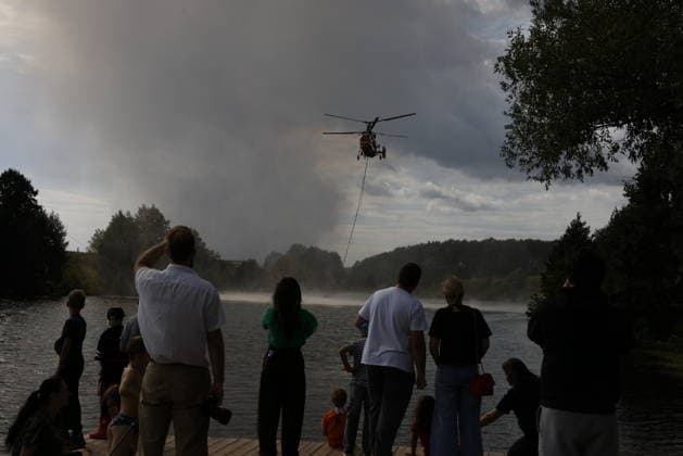 Ukrainian drone attack near Moscow MOSCOW, RUSSIA - AUGUST 16: People spend time near the river as a firefighting helicopter collects water to extinguish the fire that broke out in a distribution warehouse near Moscow, Russia after Ukraine s drone attack on August 16, 2026. Stringer Anadolu Moscow Russia. Editorial use only. Please get in touch for any other usage.  Copyright: x2026xAnadoluxStringerx