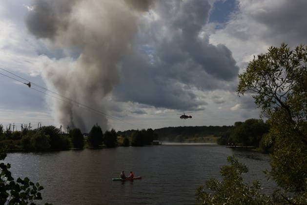 Ukrainian drone attack near Moscow MOSCOW, RUSSIA - AUGUST 16: People spend time near the river as a firefighting helicopter collects water to extinguish the fire that broke out in a distribution warehouse near Moscow, Russia after Ukraine s drone attack on August 16, 2026. Stringer Anadolu Moscow Russia. Editorial use only. Please get in touch for any other usage.  Copyright: x2026xAnadoluxStringerx