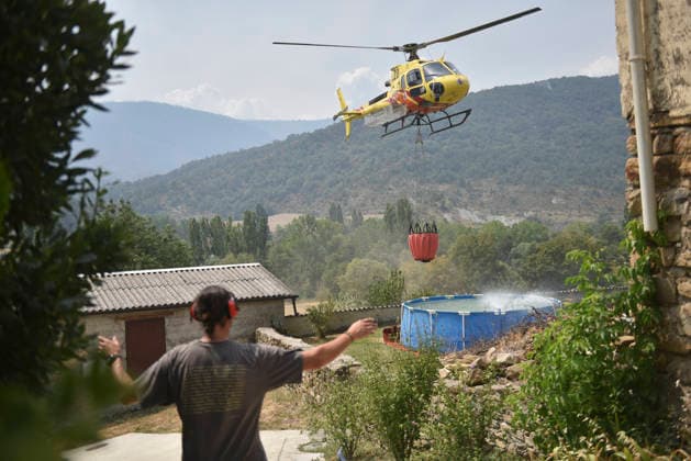 The Riglos, Huesca, wildfire response team reaches 1,000 personnel after a calmer night A helicopter scoops water from a plastic pool in Atarés during efforts to extinguish a wildfire on August 16, 2026, in Las Penas de Riglos, Huesca, Aragon, Spain. The response team deployed to the forest fire in Las Penas de Riglos, Huesca, reached the historic milestone of 1,000 personnel this Sunday, with the addition of 100 French firefighters and between 35 and 40 aerial resources, after a calmer night, with high humidity and little wind, and the fire’s perimeter has not expanded significantly. The fire has burned more than 16,600 hectares, forced the evacuation of 19 villages, and led to the evacuation of more than 1,000 people. AUGUST 16, 2026 FOR  Copyright: xVeronicaxLacasax 7716699