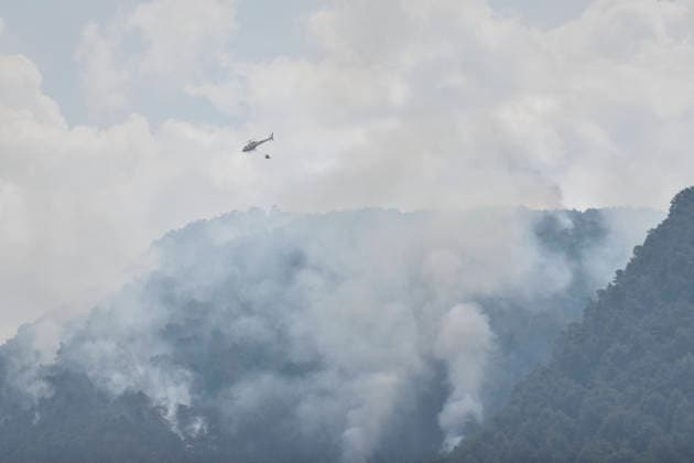 The response team for the Riglos, Huesca, wildfire reaches 1,000 personnel after a calmer night. A helicopter during wildfire suppression efforts on August 16, 2026, in Las Penas de Riglos, Huesca, Aragon, Spain The response team deployed to the forest fire in Las Penas de Riglos, Huesca, reached a record total of 1,000 personnel this Sunday, with the addition of 100 French firefighters and between 35 and 40 aircraft, after last night proved to be calmer, with high humidity and little wind, and the fire’s perimeter has not expanded significantly. The fire has burned more than 16,600 hectares, forced the evacuation of 19 villages, and led to the evacuation of more than 1,000 people. AUGUST 16, 2026 FOREST FIRE Veró Las Penas de Riglos, Hues  Copyright: xVeronicaxLacasax 7716702
