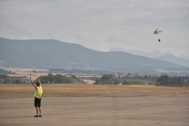 The response to the Riglos, Huesca, wildfire reaches 1,000 personnel after a calmer night A helicopter at the Santa Cilia de Jaca airfield during efforts to extinguish a wildfire on August 16, 2026, in Las Penas de Riglos, Huesca, Aragon, Spain The response team deployed to the forest fire in Las Penas de Riglos, Huesca, reached the historic milestone of 1,000 personnel this Sunday, with the addition of 100 French firefighters and between 35 and 40 aerial resources, after a calmer night, with high humidity and little wind, and the fire’s perimeter has not expanded significantly. The fire has burned more than 16,600 hectares, forced the evacuation of 19 villages, and led to the evacuation of more than 1,000 people. AUGUST 16, 2026 FOREST FI  Copyright: xVeronicaxLacasax 7716707