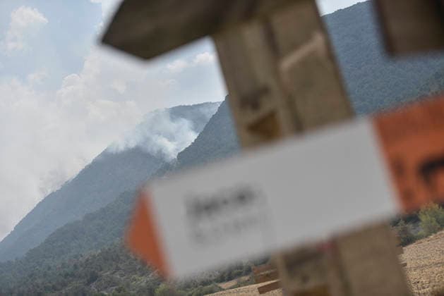 The response team for the Riglos, Huesca, wildfire reaches 1,000 personnel after a calmer night A column of smoke from a wildfire on August 16, 2026, in Las Penas de Riglos, Huesca, Aragon, Spain The response team deployed to the forest fire in Las Penas de Riglos, Huesca, reached a record total of 1,000 personnel this Sunday, with the addition of 100 French firefighters and between 35 and 40 aircraft, after last night proved to be calmer, with high humidity and little wind, and the fire’s perimeter has not expanded significantly. The fire has burned more than 16,600 hectares, forced the evacuation of 19 villages, and led to the evacuation of more than 1,000 people. AUGUST 16, 2026 FOREST FIRE Veró Las Penas de Riglos, Huesca, Ara Las Pena  Copyright: xVeronicaxLacasax 7716710