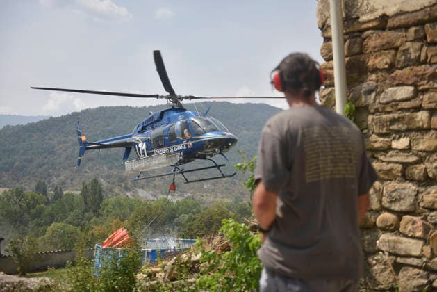 The Riglos, Huesca, wildfire response team reaches 1,000 personnel after a calmer night A helicopter scoops water from a plastic pool in Atarés while fighting a wildfire on August 16, 2026, in Las Penas de Riglos, Huesca, Aragon, Spain. The response team deployed to the forest fire in Las Penas de Riglos, Huesca, reached the historic milestone of 1,000 personnel this Sunday, with the addition of 100 French firefighters and between 35 and 40 aerial resources, after a calmer night, with high humidity and little wind, and the fire’s perimeter has not expanded significantly. The fire has burned more than 16,600 hectares, forced the evacuation of 19 villages, and led to the evacuation of more than 1,000 people. AUGUST 16, 2026 FOREST FIRE Veró  Copyright: xVeronicaxLacasax 7716698
