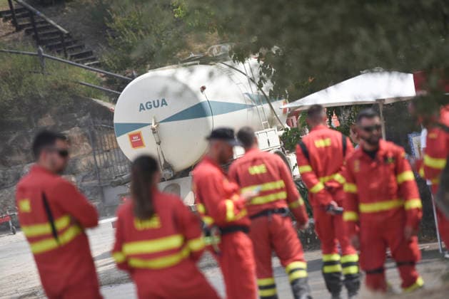 The response team for the Riglos, Huesca, wildfire reaches 1,000 personnel after a calmer night. Members of the UME (Military Emergency Unit) during wildfire suppression efforts on August 16, 2026, in Las Penas de Riglos, Huesca, Aragon, Spain. The response team deployed to the forest fire in Las Penas de Riglos, Huesca, reached a record total of 1,000 personnel this Sunday, with the addition of 100 French firefighters and between 35 and 40 aircraft, after last night proved to be calmer, with high humidity and little wind, and the fire’s perimeter has not expanded significantly. The fire has burned more than 16,600 hectares, forced the evacuation of 19 villages, and led to the evacuation of more than 1,000 people. AUGUST 16, 2026 FOREST FI  Copyright: xVeronicaxLacasax 7716716