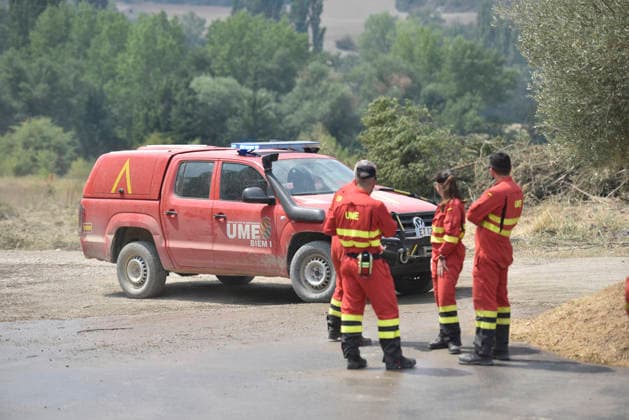 The response team for the Riglos, Huesca, wildfire reaches 1,000 personnel after a calmer night. Members of the UME (Military Emergency Unit) during wildfire suppression efforts on August 16, 2026, in Las Penas de Riglos, Huesca, Aragon, Spain. The response team deployed to the forest fire in Las Penas de Riglos, Huesca, reached a record total of 1,000 personnel this Sunday, with the addition of 100 French firefighters and between 35 and 40 aircraft, after last night proved to be calmer, with high humidity and little wind, and the fire’s perimeter has not expanded significantly. The fire has burned more than 16,600 hectares, forced the evacuation of 19 villages, and led to the evacuation of more than 1,000 people. AUGUST 16, 2026 FOREST FI  Copyright: xVeronicaxLacasax 7716714