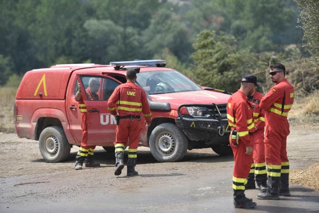 The response team for the Riglos, Huesca, wildfire reaches 1,000 personnel after a calmer night. Members of the UME (Military Emergency Unit) during wildfire suppression efforts on August 16, 2026, in Las Penas de Riglos, Huesca, Aragon, Spain. The response team deployed to the forest fire in Las Penas de Riglos, Huesca, reached a record total of 1,000 personnel this Sunday, with the addition of 100 French firefighters and between 35 and 40 aircraft, after last night proved to be calmer, with high humidity and little wind, and the fire’s perimeter has not expanded significantly. The fire has burned more than 16,600 hectares, forced the evacuation of 19 villages, and led to the evacuation of more than 1,000 people. AUGUST 16, 2026 FOREST FI  Copyright: xVeronicaxLacasax 7716715