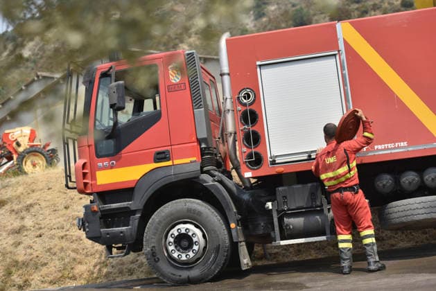 The response team for the Riglos, Huesca, wildfire reaches 1,000 personnel after a calmer night UME firefighters during wildfire suppression efforts in Atarés on August 16, 2026, in Las Penas de Riglos, Huesca, Aragon, Spain. The response team deployed to the forest fire in Las Penas de Riglos, Huesca, reached a record total of 1,000 personnel this Sunday, with the addition of 100 French firefighters and between 35 and 40 aircraft, after a calmer night, with high humidity and little wind, and the fire’s perimeter has not expanded significantly. The fire has burned more than 16,600 hectares, forced the evacuation of 19 villages, and led to the evacuation of more than 1,000 people. AUGUST 16, 2026 FOREST FIRE Veró Las Penas de Riglos, Huesca  Copyright: xVeronicaxLacasax 7716722