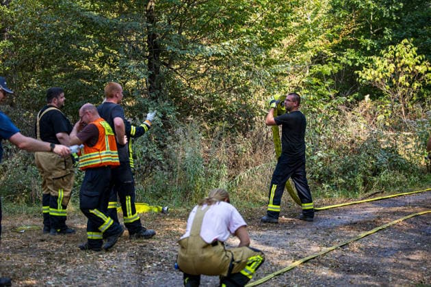 Brandgeruch in mehreren Landkreisen hunderte Notrufe KATWARN ausgelöst erneuter Waldbrand Am 16.08.2026 nahmen zahlreiche Menschen im Landkreis Darmstadt-Dieburg, im Landkreis Offenbach und im Landkreis Aschaffenburg Brandgeruch wahr, der von zahlreichen Waldbränden in der Region und weiterer Umgebung stammte. Die Wetterlage drückte den Rauch nach unten, sodass er stärker wahrnehmbar war. Am Nachmittag informierten Warnapps die Bevölkerung, nachdem in den Leitstellen zahlreiche Notrufe wegen Brandrauchs eingegangen waren. In Messel wurde am Sonntagnachmittag eine Rauchsäule aus einem Waldstück gemeldet, die Feuerwehr löschte den etwa 1500 Quadratmeter großen Brand schnell. Messel Hessen Deutschland *** Smell of smoke i