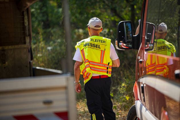 Brandgeruch in mehreren Landkreisen hunderte Notrufe KATWARN ausgelöst erneuter Waldbrand Am 16.08.2026 nahmen zahlreiche Menschen im Landkreis Darmstadt-Dieburg, im Landkreis Offenbach und im Landkreis Aschaffenburg Brandgeruch wahr, der von zahlreichen Waldbränden in der Region und weiterer Umgebung stammte. Die Wetterlage drückte den Rauch nach unten, sodass er stärker wahrnehmbar war. Am Nachmittag informierten Warnapps die Bevölkerung, nachdem in den Leitstellen zahlreiche Notrufe wegen Brandrauchs eingegangen waren. In Messel wurde am Sonntagnachmittag eine Rauchsäule aus einem Waldstück gemeldet, die Feuerwehr löschte den etwa 1500 Quadratmeter großen Brand schnell. Messel Hessen Deutschland *** Smell of smoke i
