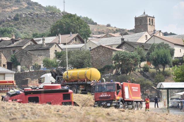 The response team for the Riglos, Huesca, wildfire reaches 1,000 personnel after a calmer night UME firefighters during wildfire suppression efforts in Atarés on August 16, 2026, in Las Penas de Riglos, Huesca, Aragon, Spain. The response team deployed to the forest fire in Las Penas de Riglos, Huesca, reached a record total of 1,000 personnel this Sunday, with the addition of 100 French firefighters and between 35 and 40 aircraft, after a calmer night, with high humidity and little wind, and the fire’s perimeter has not expanded significantly. The fire has burned more than 16,600 hectares, forced the evacuation of 19 villages, and led to the evacuation of more than 1,000 people. AUGUST 16, 2026 FOREST FIRE Veró Las Penas de Riglos, Huesca  Copyright: xVeronicaxLacasax 7716723