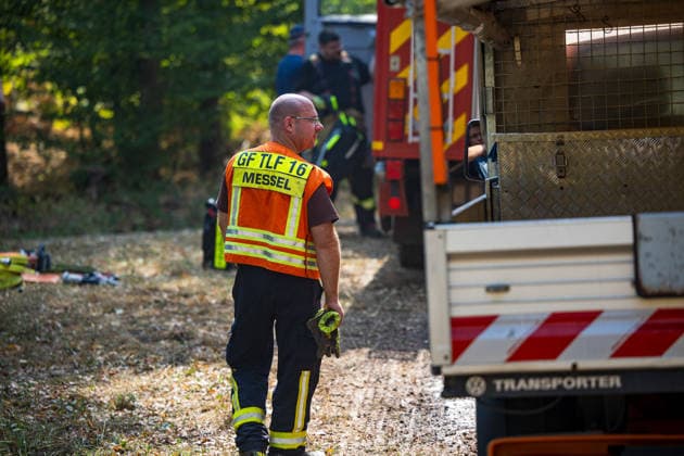 Brandgeruch in mehreren Landkreisen hunderte Notrufe KATWARN ausgelöst erneuter Waldbrand Am 16.08.2026 nahmen zahlreiche Menschen im Landkreis Darmstadt-Dieburg, im Landkreis Offenbach und im Landkreis Aschaffenburg Brandgeruch wahr, der von zahlreichen Waldbränden in der Region und weiterer Umgebung stammte. Die Wetterlage drückte den Rauch nach unten, sodass er stärker wahrnehmbar war. Am Nachmittag informierten Warnapps die Bevölkerung, nachdem in den Leitstellen zahlreiche Notrufe wegen Brandrauchs eingegangen waren. In Messel wurde am Sonntagnachmittag eine Rauchsäule aus einem Waldstück gemeldet, die Feuerwehr löschte den etwa 1500 Quadratmeter großen Brand schnell. Messel Hessen Deutschland *** Smell of smoke i
