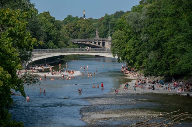 Muenchen, Haidhausen, Menschenmassen bei der Kabelbruecke am Isarstrand *** Munich, Haidhausen, crowds at the cable-stayed bridge on the banks of the Isar