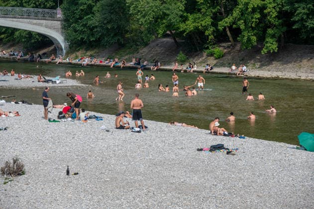 Muenchen, Haidhausen, Menschenmassen bei der Kabelbruecke am Isarstrand *** Munich, Haidhausen, crowds at the cable-stayed bridge on the banks of the Isar