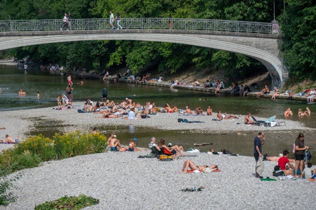 Muenchen, Haidhausen, Menschenmassen bei der Kabelbruecke am Isarstrand *** Munich, Haidhausen, crowds at the cable-stayed bridge on the banks of the Isar