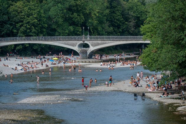 Muenchen, Haidhausen, Menschenmassen bei der Kabelbruecke am Isarstrand *** Munich, Haidhausen, crowds at the cable-stayed bridge on the banks of the Isar