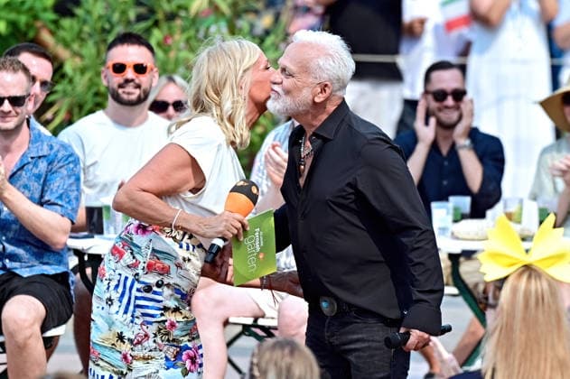 ZDF - Fernsehgarten. Moderatorin Andrea Kiwi Kiewel und Sänger Nino de Angelo während der ZDF - Unterhaltungsshow Fernsehgarten am 16.08.2026 in Mainz. 20260816MWI140266 *** ZDF Fernsehgarten host Andrea Kiwi Kiewel and singer Nino de Angelo during the ZDF entertainment show Fernsehgarten on August 16, 2026, in Mainz 20260816MWI140266