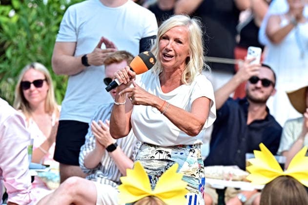 ZDF - Fernsehgarten. Moderatorin Andrea Kiwi Kiewel während der ZDF - Unterhaltungsshow Fernsehgarten am 16.08.2026 in Mainz. 20260816MWI139996 *** ZDF Fernsehgarten host Andrea Kiwi Kiewel during the ZDF entertainment show Fernsehgarten on August 16, 2026, in Mainz 20260816MWI139996