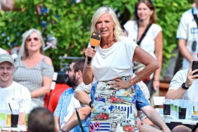 ZDF - Fernsehgarten. Moderatorin Andrea Kiwi Kiewel während der ZDF - Unterhaltungsshow Fernsehgarten am 16.08.2026 in Mainz. 20260816MWI140082 *** ZDF Fernsehgarten host Andrea Kiwi Kiewel during the ZDF entertainment show Fernsehgarten on August 16, 2026, in Mainz 20260816MWI140082