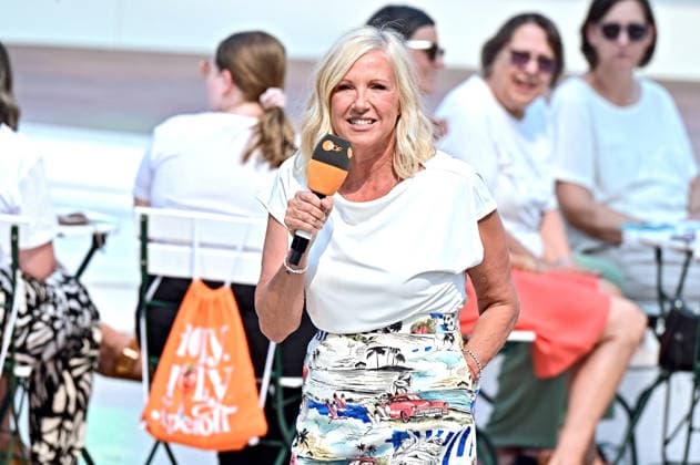 ZDF - Fernsehgarten. Moderatorin Andrea Kiwi Kiewel während der ZDF - Unterhaltungsshow Fernsehgarten am 16.08.2026 in Mainz. 20260816MWI140105 *** ZDF Fernsehgarten host Andrea Kiwi Kiewel during the ZDF entertainment show Fernsehgarten on August 16, 2026, in Mainz 20260816MWI140105