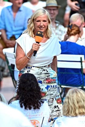 ZDF - Fernsehgarten. Moderatorin Andrea Kiwi Kiewel während der ZDF - Unterhaltungsshow Fernsehgarten am 16.08.2026 in Mainz. 20260816MWI140138 *** ZDF Fernsehgarten host Andrea Kiwi Kiewel during the ZDF entertainment show Fernsehgarten on August 16, 2026, in Mainz 20260816MWI140138