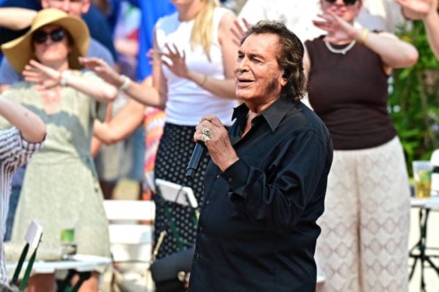 ZDF - Fernsehgarten. Sänger Engelbert Humperdinck während der ZDF - Unterhaltungsshow Fernsehgarten am 16.08.2026 in Mainz. 20260816MWI140441 *** ZDF Fernsehgarten singer Engelbert Humperdinck during the ZDF entertainment show Fernsehgarten on August 16, 2026, in Mainz 20260816MWI140441