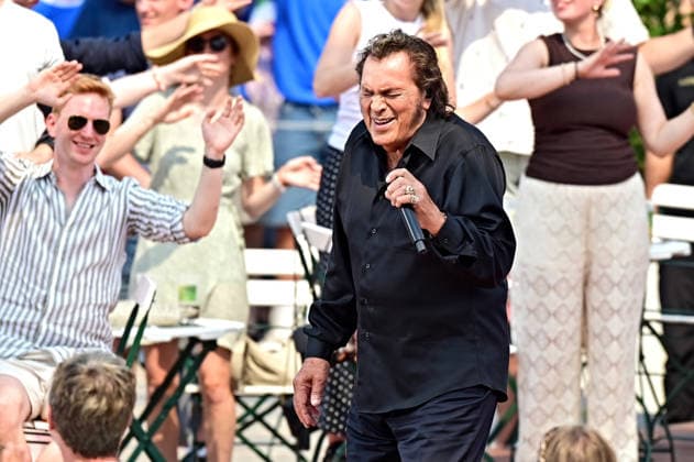 ZDF - Fernsehgarten. Sänger Engelbert Humperdinck während der ZDF - Unterhaltungsshow Fernsehgarten am 16.08.2026 in Mainz. 20260816MWI140449 *** ZDF Fernsehgarten singer Engelbert Humperdinck during the ZDF entertainment show Fernsehgarten on August 16, 2026, in Mainz 20260816MWI140449