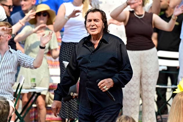 ZDF - Fernsehgarten. Sänger Engelbert Humperdinck während der ZDF - Unterhaltungsshow Fernsehgarten am 16.08.2026 in Mainz. 20260816MWI140462 *** ZDF Fernsehgarten singer Engelbert Humperdinck during the ZDF entertainment show Fernsehgarten on August 16, 2026, in Mainz 20260816MWI140462