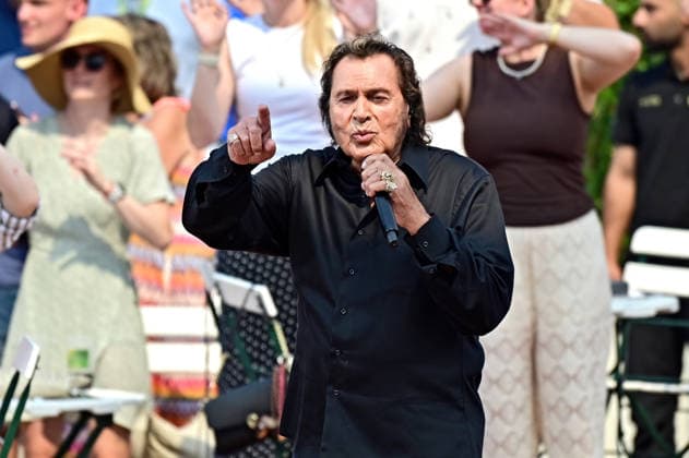 ZDF - Fernsehgarten. Sänger Engelbert Humperdinck während der ZDF - Unterhaltungsshow Fernsehgarten am 16.08.2026 in Mainz. 20260816MWI140466 *** ZDF Fernsehgarten singer Engelbert Humperdinck during the ZDF entertainment show Fernsehgarten on August 16, 2026, in Mainz 20260816MWI140466