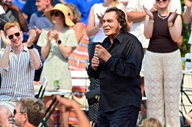 ZDF - Fernsehgarten. Sänger Engelbert Humperdinck während der ZDF - Unterhaltungsshow Fernsehgarten am 16.08.2026 in Mainz. 20260816MWI140481 *** ZDF Fernsehgarten singer Engelbert Humperdinck during the ZDF entertainment show Fernsehgarten on August 16, 2026, in Mainz 20260816MWI140481