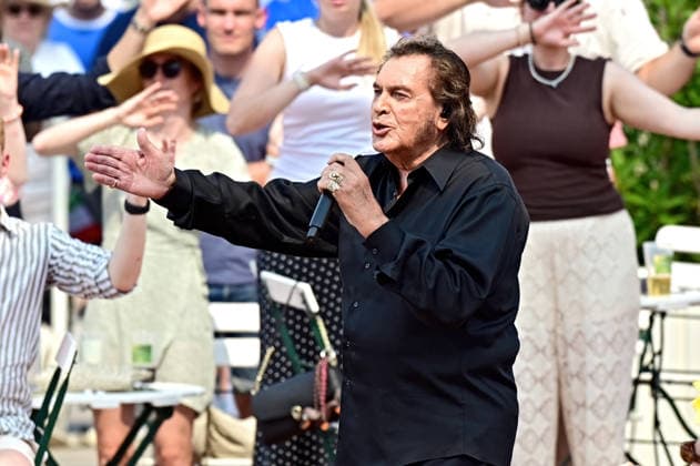 ZDF - Fernsehgarten. Sänger Engelbert Humperdinck während der ZDF - Unterhaltungsshow Fernsehgarten am 16.08.2026 in Mainz. 20260816MWI140504 *** ZDF Fernsehgarten singer Engelbert Humperdinck during the ZDF entertainment show Fernsehgarten on August 16, 2026, in Mainz 20260816MWI140504