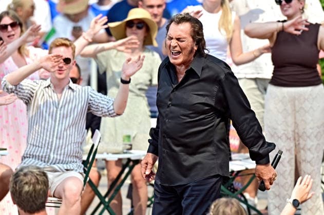 ZDF - Fernsehgarten. Sänger Engelbert Humperdinck während der ZDF - Unterhaltungsshow Fernsehgarten am 16.08.2026 in Mainz. 20260816MWI140514 *** ZDF Fernsehgarten singer Engelbert Humperdinck during the ZDF entertainment show Fernsehgarten on August 16, 2026, in Mainz 20260816MWI140514