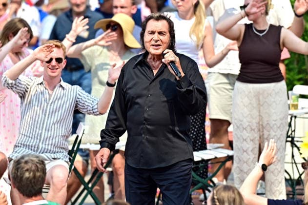 ZDF - Fernsehgarten. Sänger Engelbert Humperdinck während der ZDF - Unterhaltungsshow Fernsehgarten am 16.08.2026 in Mainz. 20260816MWI140528 *** ZDF Fernsehgarten singer Engelbert Humperdinck during the ZDF entertainment show Fernsehgarten on August 16, 2026, in Mainz 20260816MWI140528