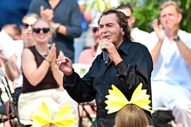 ZDF - Fernsehgarten. Sänger Engelbert Humperdinck während der ZDF - Unterhaltungsshow Fernsehgarten am 16.08.2026 in Mainz. 20260816MWI140550 *** ZDF Fernsehgarten singer Engelbert Humperdinck during the ZDF entertainment show Fernsehgarten on August 16, 2026, in Mainz 20260816MWI140550