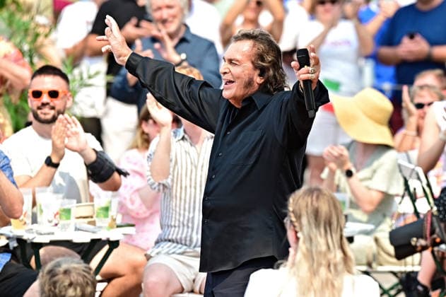 ZDF - Fernsehgarten. Sänger Engelbert Humperdinck während der ZDF - Unterhaltungsshow Fernsehgarten am 16.08.2026 in Mainz. 20260816MWI140557 *** ZDF Fernsehgarten singer Engelbert Humperdinck during the ZDF entertainment show Fernsehgarten on August 16, 2026, in Mainz 20260816MWI140557