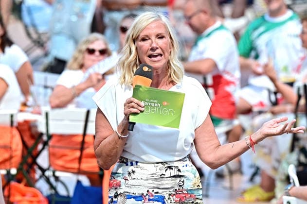 ZDF - Fernsehgarten. Moderatorin Andrea Kiwi Kiewel während der ZDF - Unterhaltungsshow Fernsehgarten am 16.08.2026 in Mainz. 20260816MWI140363 *** ZDF Fernsehgarten host Andrea Kiwi Kiewel during the ZDF entertainment show Fernsehgarten on August 16, 2026, in Mainz 20260816MWI140363
