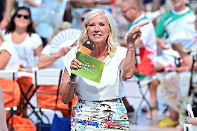 ZDF - Fernsehgarten. Moderatorin Andrea Kiwi Kiewel während der ZDF - Unterhaltungsshow Fernsehgarten am 16.08.2026 in Mainz. 20260816MWI140365 *** ZDF Fernsehgarten host Andrea Kiwi Kiewel during the ZDF entertainment show Fernsehgarten on August 16, 2026, in Mainz 20260816MWI140365