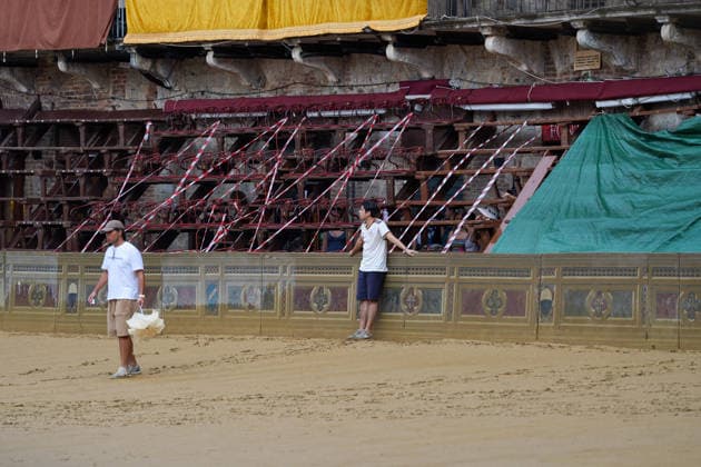 Siena s Palio of August 16, 2026, postponed to tomorrow due to rain. Siena, Piazza del Campo August 16, 2026. Heavy rain has interrupted the race; the municipality has displayed the green flag. The race will be held tomorrow, August 17, weather permitting. Siena Piazza Del Campo Toscana ITALIA Copyright: xSALVATORExDExROSAxSalvatorexDexRosax DSC01118