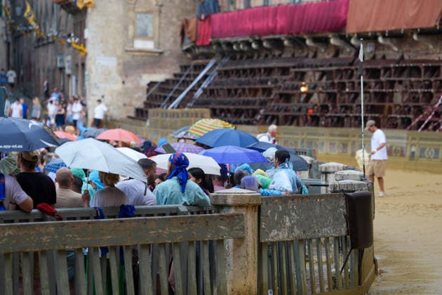 Siena s Palio of August 16, 2026, postponed to tomorrow due to rain. Siena, Piazza del Campo August 16, 2026. Heavy rain has interrupted the race; the municipality has displayed the green flag. The race will be held tomorrow, August 17, weather permitting. Siena Piazza Del Campo Toscana ITALIA Copyright: xSALVATORExDExROSAxSalvatorexDexRosax DSC01120