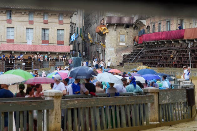 Siena s Palio of August 16, 2026, postponed to tomorrow due to rain. Siena, Piazza del Campo August 16, 2026. Heavy rain has interrupted the race; the municipality has displayed the green flag. The race will be held tomorrow, August 17, weather permitting. Siena Piazza Del Campo Toscana ITALIA Copyright: xSALVATORExDExROSAxSalvatorexDexRosax DSC01121