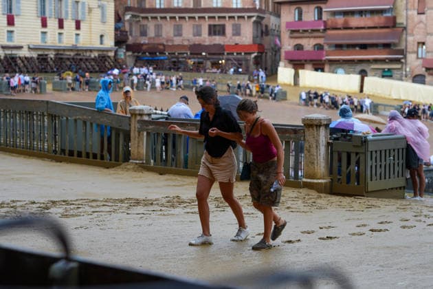 Siena s Palio of August 16, 2026, postponed to tomorrow due to rain. Siena, Piazza del Campo August 16, 2026. Heavy rain has interrupted the race; the municipality has displayed the green flag. The race will be held tomorrow, August 17, weather permitting. Siena Piazza Del Campo Toscana ITALIA Copyright: xSALVATORExDExROSAxSalvatorexDexRosax DSC01123